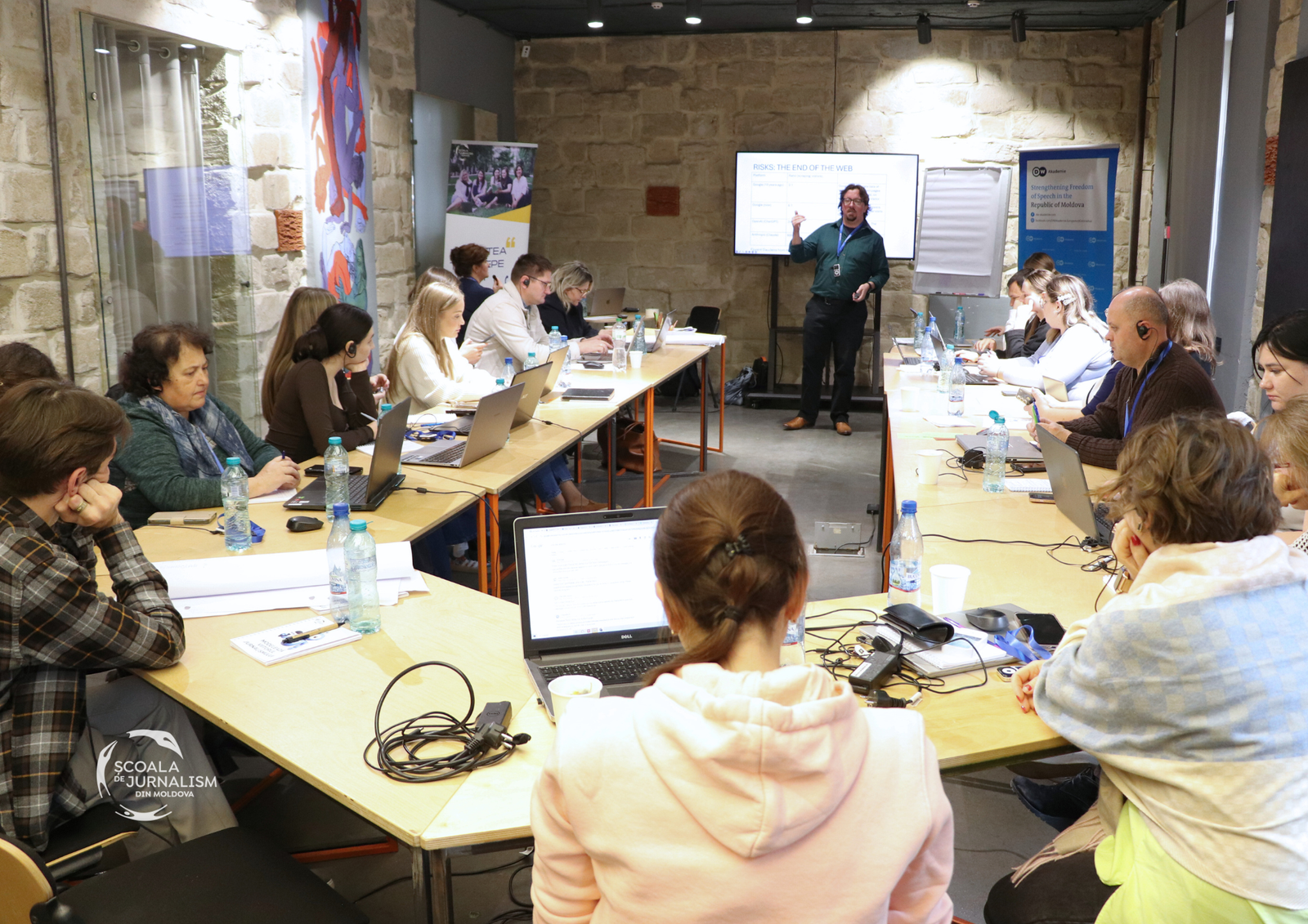 „Am învățat să folosesc inteligența artificială nu ca pe un dușman”. Ce au descoperit jurnaliștii la AI Workshop